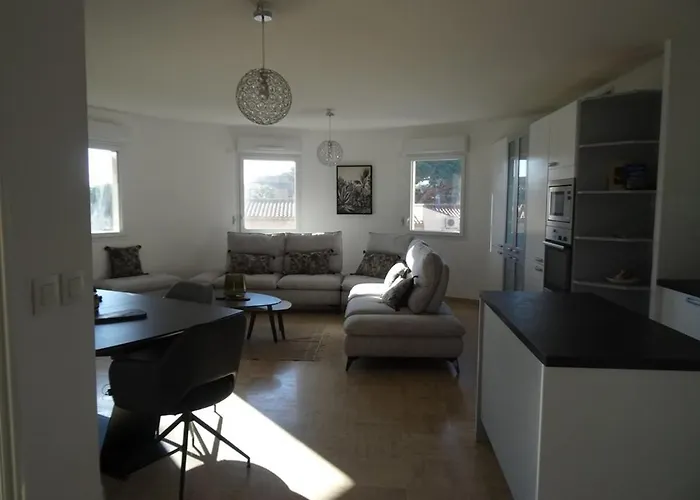 Spacieux A Avec Piscine, Climatisation Et Wi-fi - Fr-1-335-156 *